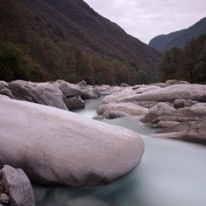 Verzasca - Zusammenspiel von Fels und Wasser