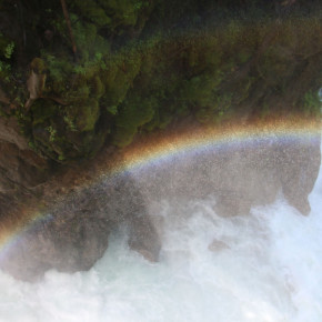 Vom Bergsee zum tosenden Wasserfall